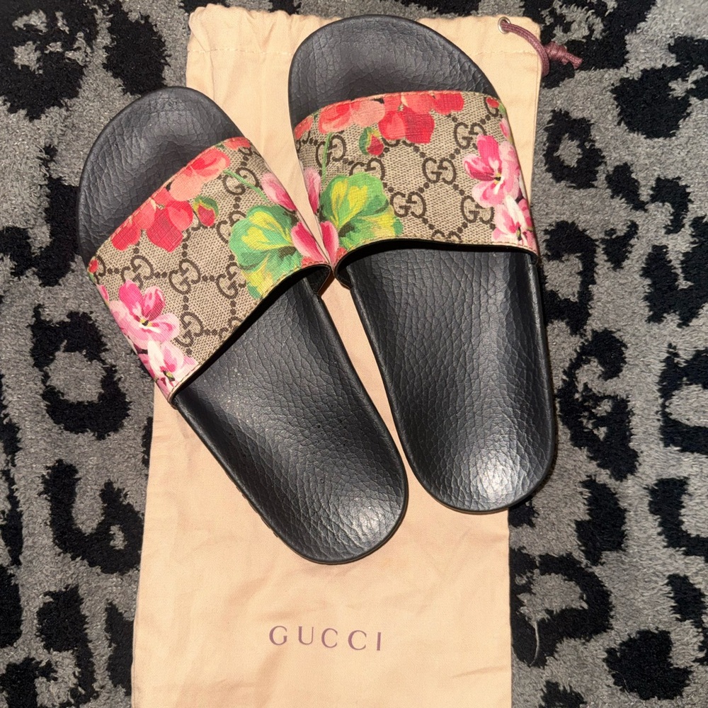 Gucci Black Floral Slides in women’s size 5! 🌺🌸🩷